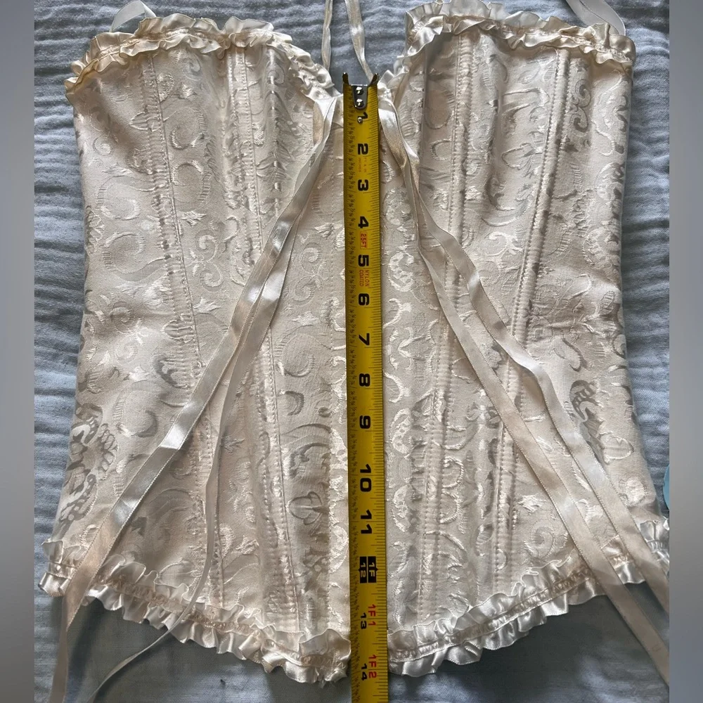 Women’s Vintage White French Lace Corset - Picture 3 of 8
